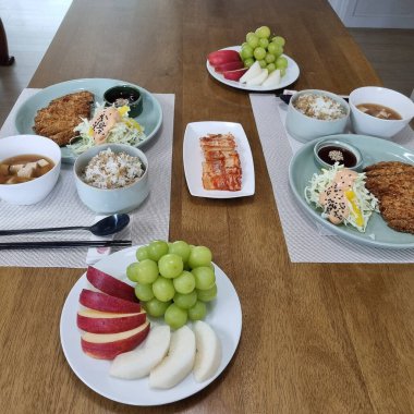 Pirinç, sebze ve meyveli kahvaltı.