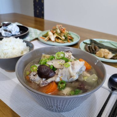 Sebzeli, etli ve erişteli bir çorba fotoğrafı.