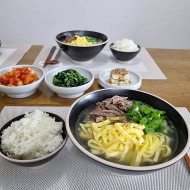 Kore mutfağı, tavuklu pilav, sebze, erişte, sığır eti, çorba, kasede şehriye.