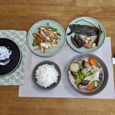 Japon mutfağı. Arka planda geleneksel suşi.