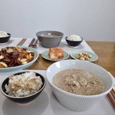 Kızarmış pilavın mutfak fotoğrafı.