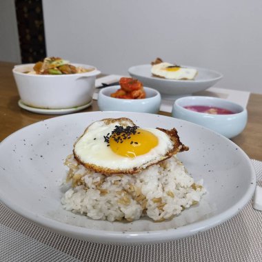 Tavuklu pilav ve yumurta.