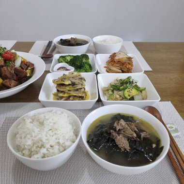 Kore yemeği, sebzeli pilav ve soya sosu..