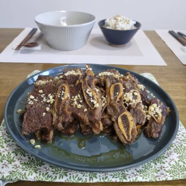 Pirinçli biftek ve beyaz tabakta baharat..