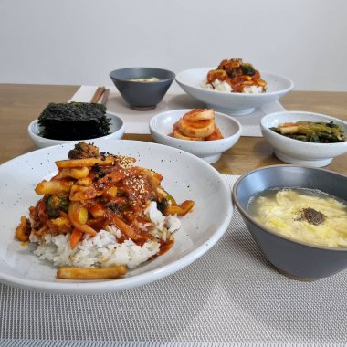 Kore yemeği, kızarmış domuz eti, pirinç.