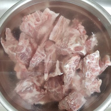 Tavada domuz eti, domuz eti.