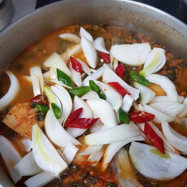 Kızarmış tavuğu sebze ve sosla karıştır