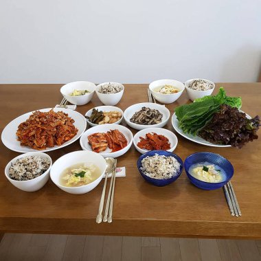 Kore yemeği, farklı türde sığır eti ve pirinç, kimçi, kimçi, kimçi ve kimçi..