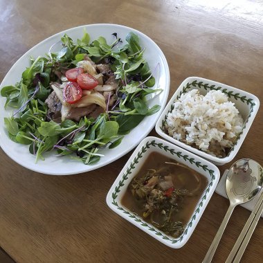 Ahşap masa üzerinde sebzeli pilav