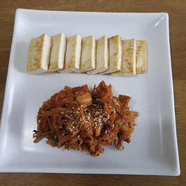 Kore yemeği pilavı ve kimchi.