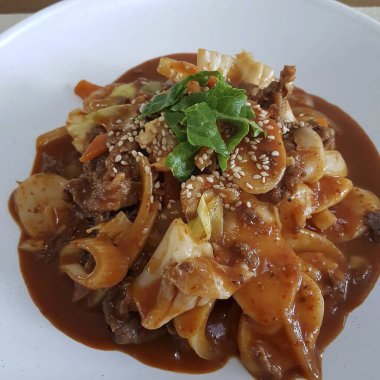 Kore baharatlı eriştesi, sebzeli godon eriştesi, Kore eriştesi, etli şehriye, susam, susam.