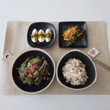 Kore yemekleri - kızarmış pirinç, kimchi, okkimchi, pilav, kimchi, turp, salatalık, turp, lahana, havuç,