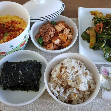 Geleneksel Kore yemeği pirinç ve pirinç eriştesi.