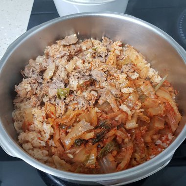 Domuz eti ve sebzeli kızarmış pirinç.