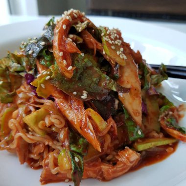 Sebze ve sebzeli Kore eriştesi.