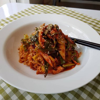 Tayland yemeği, baharatlı sebzeli Tayland eriştesi, Tayland yemeği..