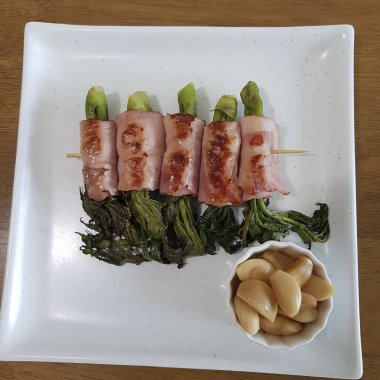 Sebze ve soslu ızgara balık.