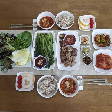 Kore yemeği, sığır eti, sebze, tavuk, pirinç, tavuk, pirinç ve soya soslu geleneksel Kore yemeği.