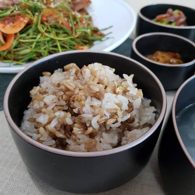 Domuz eti ve sebzeli pilav.