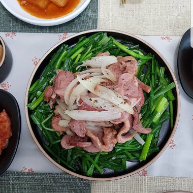 Bir tabak pirinçli domuz eti fotoğrafı.