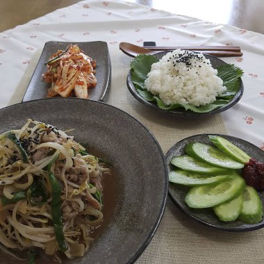 Kızarmış tavuğun mutfak fotoğrafı.