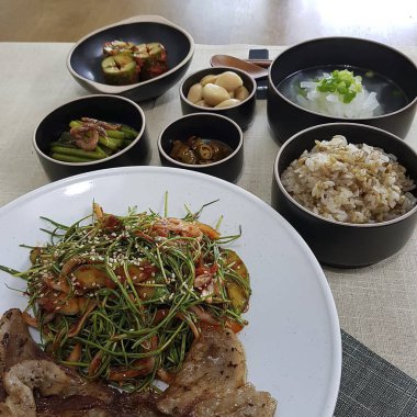 Lezzetli Asya yemeklerinin yakın görüntüsü