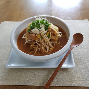 Lezzetli Asya yemeklerinin yakın görüntüsü