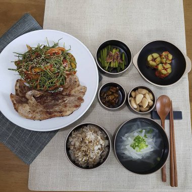 Kore usulü yemek takımı