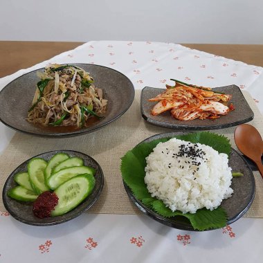 Geleneksel Kore yemeği pirinç ve kimchi.