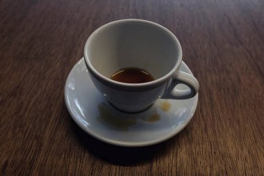 Ahşap arka planda kahve fincanı, üst manzara..