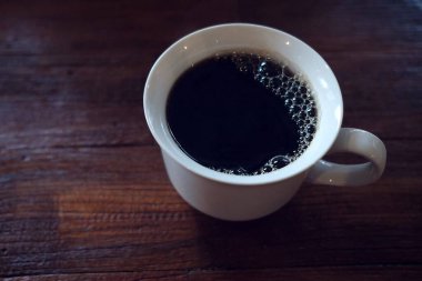 ahşap zemin üzerinde kahve fincanı