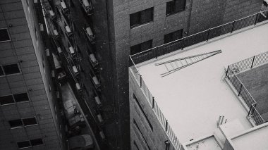 Modern bir binanın siyah beyaz fotoğrafı.