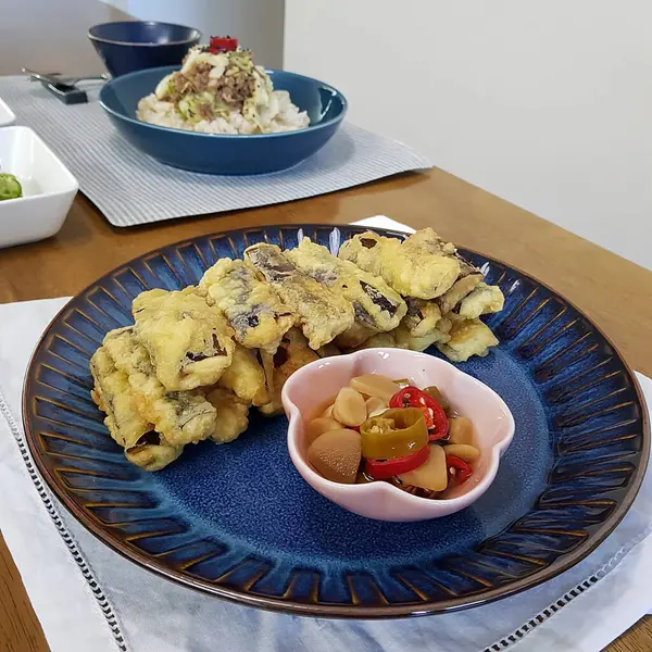 Japon geleneksel pilavı, balıklı, kızarmış balık.