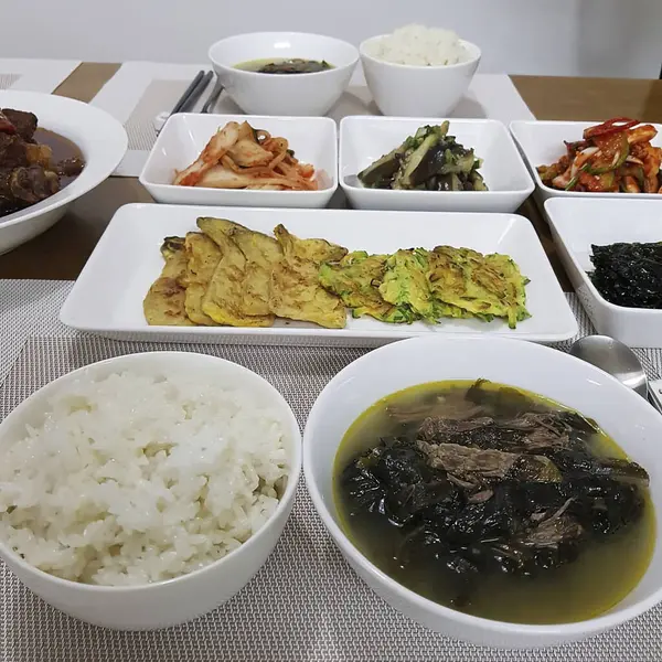 Kore yemeği, çeşitli sebzeli geleneksel pirinç.