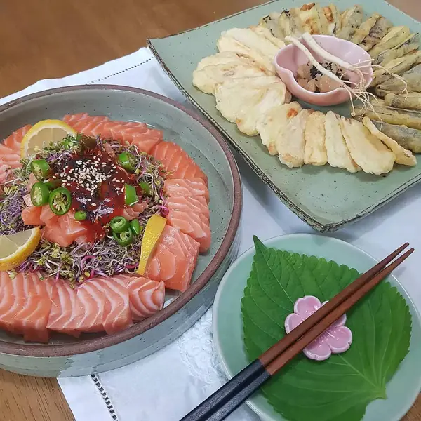 Tabakta somon ve somon salatası