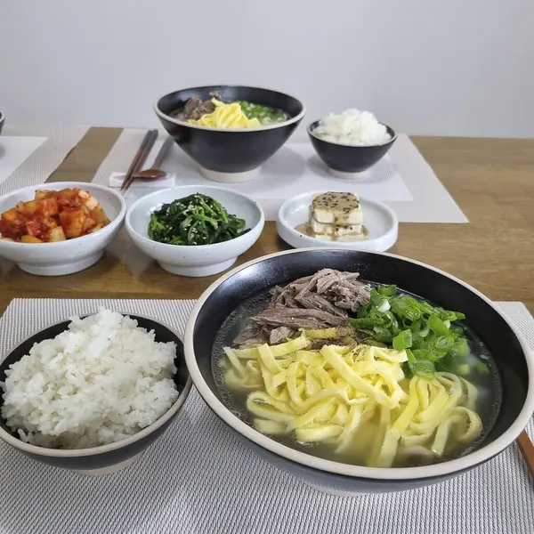 Kore mutfağı, tavuklu pilav, sebze, erişte, sığır eti, çorba, kasede şehriye.