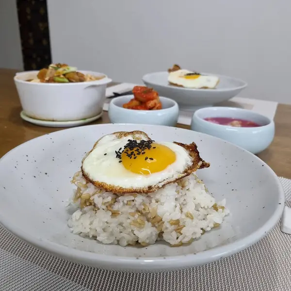Tavuklu pilav ve yumurta.
