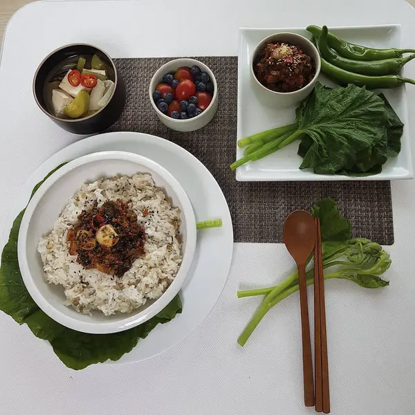 Sebze ve pilavın mutfak fotoğrafı.