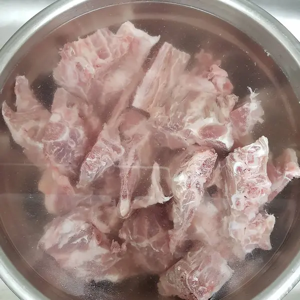 Tavada domuz eti, domuz eti.