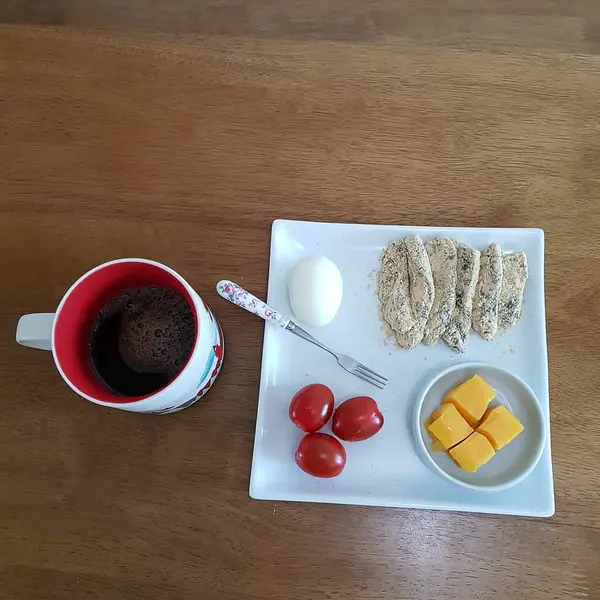 Kahve, kruvasan ve peynir ahşap masada. Sabah kahvaltısı kavramı