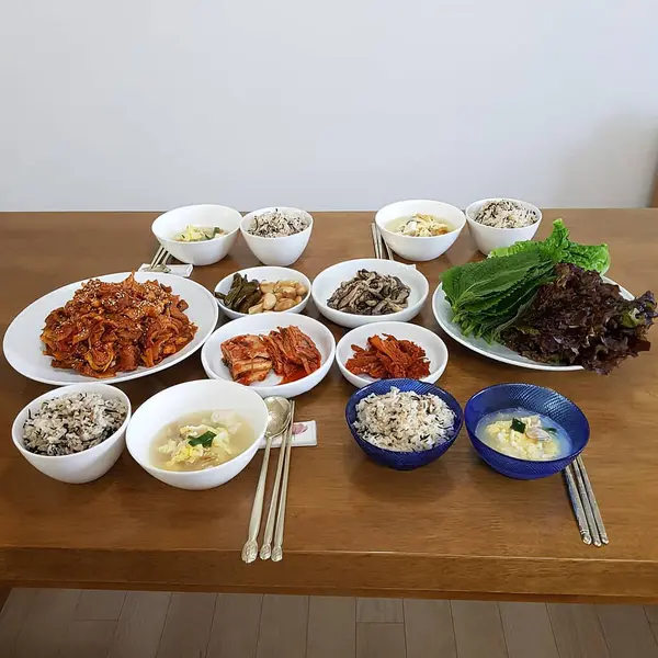 Kore yemeği, farklı türde sığır eti ve pirinç, kimçi, kimçi, kimçi ve kimçi..