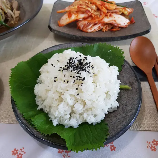 Kore geleneksel yemek pilavı, kızarmış tavuk.