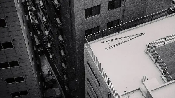 Modern bir binanın siyah beyaz fotoğrafı.