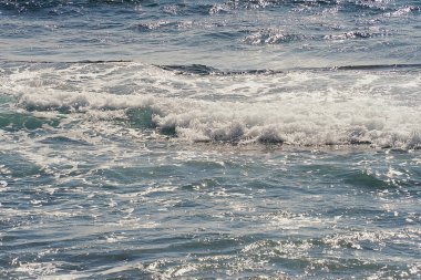 Denizdeki bir dalgada köpük. deniz arkaplanı