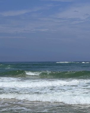 Yazın dalgalar ve mavi deniz