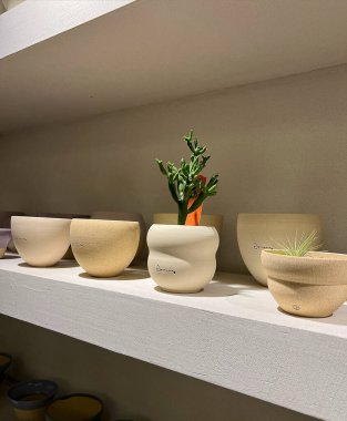 Mutfaktaki masada seramik kap ve seramik kap. Modern mutfakta yemek pişirmek için mutfak dekorasyonu. Seramik kase masanın üstünde..