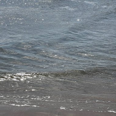 Deniz kıyısında dalgalar