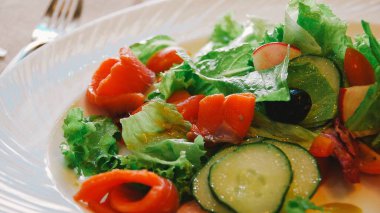 sebzeli ve peynirli salata