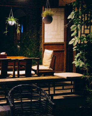 Modern mobilya ve sandalyelerle iç mekan