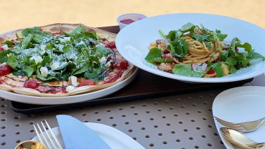 domatesli ve peynirli makarna